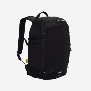 NOMAD Montagon Premium 25-liter black daypack with adjustable shoulder straps and multiple zippered pockets