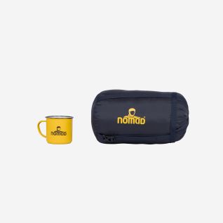 NOMAD compressiezak S/M in donkerblauw naast gele NOMAD metalen mok op witte achtergrond