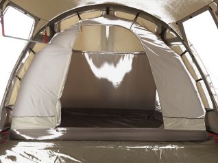 NOMAD click-in dubbele slaapcabine voor Dogon 4 plus 2 tent in Abbey Stone met gezin binnen in de tent