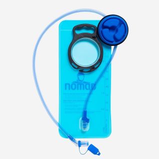 NOMAD blauwe 2 liter waterzak met slang en mondstuk voor hydratatie tijdens outdoor activiteiten
