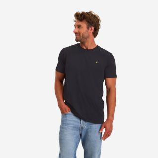 NOMAD Anapai men’s travel t-shirt in black with short sleeves and a small chest logo.