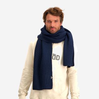 NOMAD Turoa men's scarf in a dark blue knitted design worn by a man