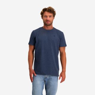 NOMAD heren t-shirt donkerblauw met korte mouwen en ronde hals gedragen door een man