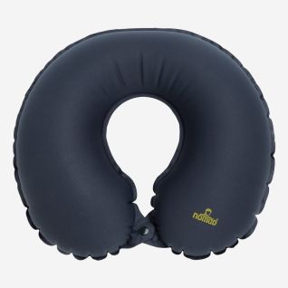 NOMAD opblaasbaar nekkussen in donkerblauw met logo voor reizen en outdoor activiteiten