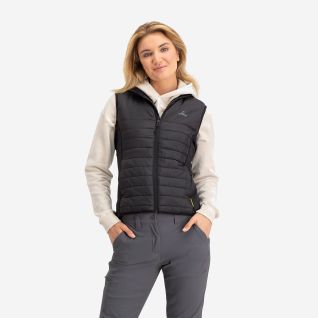 NOMAD bodywarmer dames zwart met rits en voering gedragen over een lichte hoodie door een model