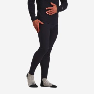 NOMAD lightweight thermo broek voor heren in zwart getoond gedragen door model met grijze sokken