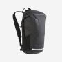 Vrouw met NOMAD Mahon Pro 18 Daypack in zwart op rug gezien van opzij tegen witte achtergrond