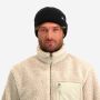 Man draagt zwarte NOMAD Turoa Beanie herenmuts met gebreide structuur