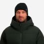Man draagt zwarte NOMAD beanie en een donkere outdoor jas