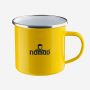 NOMAD geel emaille mok met metalen rand en NOMAD logo aan de voorkant