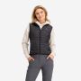 NOMAD bodywarmer dames zwart met rits en voering gedragen over een lichte hoodie door een model