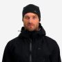 NOMAD beanie stretch zwart gedragen door man met zwarte outdoorjas