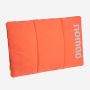 NOMAD wollip multifunctioneel reiskussen in sugar coral kleur met zichtbaar merklogo