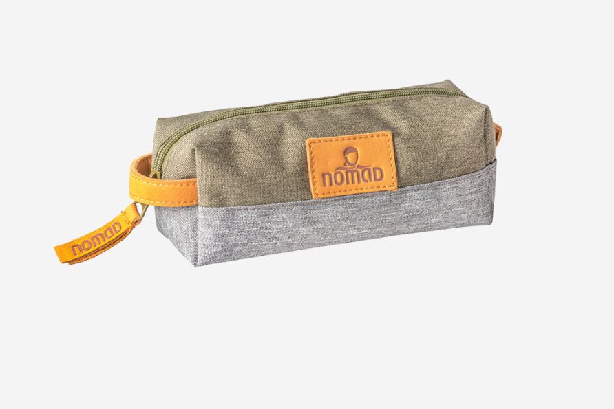 NOMAD gewaxte canvas etui olijfgroen met grijze onderzijde en leren label met rits en polsbandje