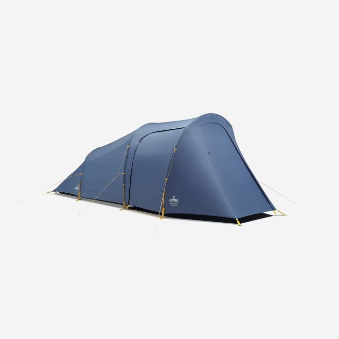 NOMAD Bedouin 2 Premium tent in titanium blue met tunnelvorm en gele scheerlijnen