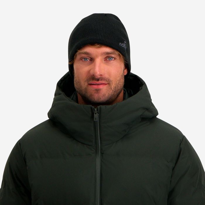 Man draagt zwarte NOMAD beanie ribgebreid met logo opzij