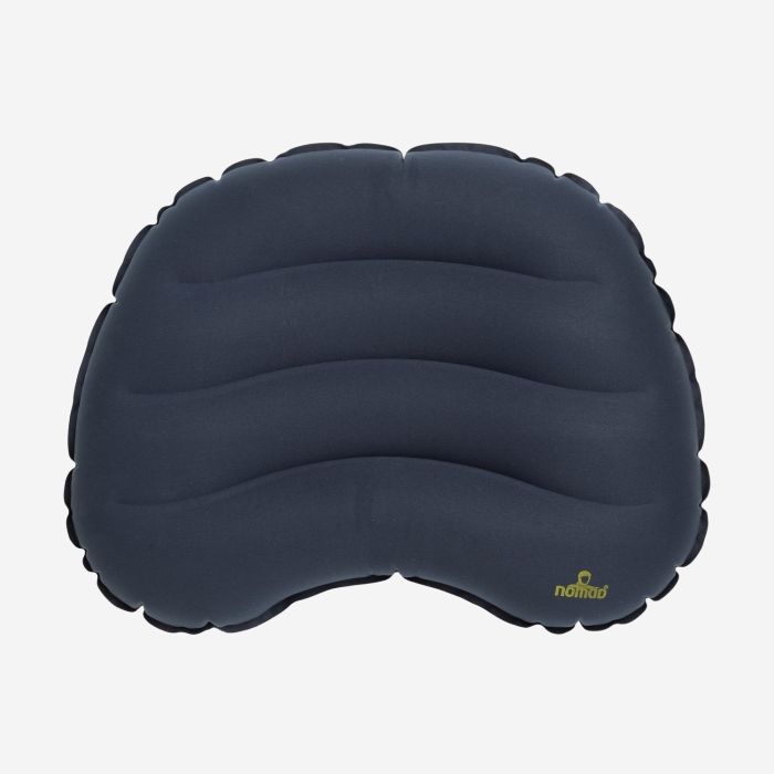 NOMAD donkerblauw opblaasbaar reiskussen met ergonomisch design voor outdoor gebruik