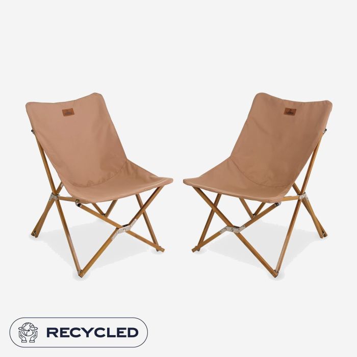 Set van twee NOMAD Mando Lounge stoelen in dark sand kleur met houten frame en gerecyclede stof