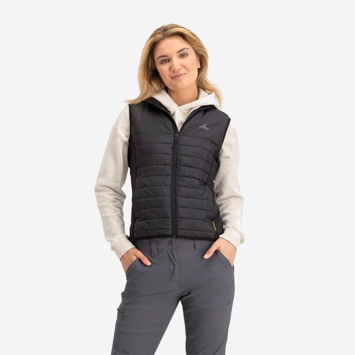 NOMAD bodywarmer dames zwart met rits en voering gedragen over een lichte hoodie door een model