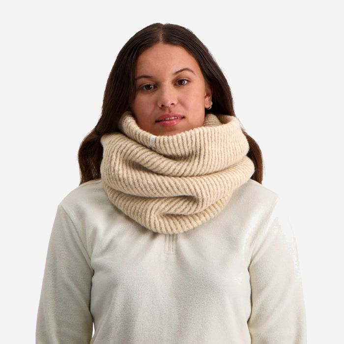 NOMAD Turoa col sjaal voor dames in beige breisel om de nek gedragen
