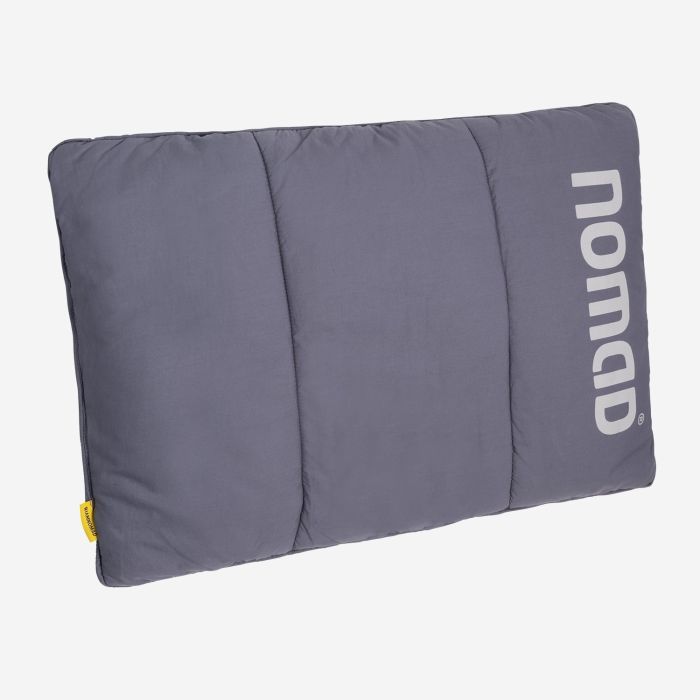 NOMAD wollip multifunctioneel reiskussen in donkergrijs met logo op de zijkant
