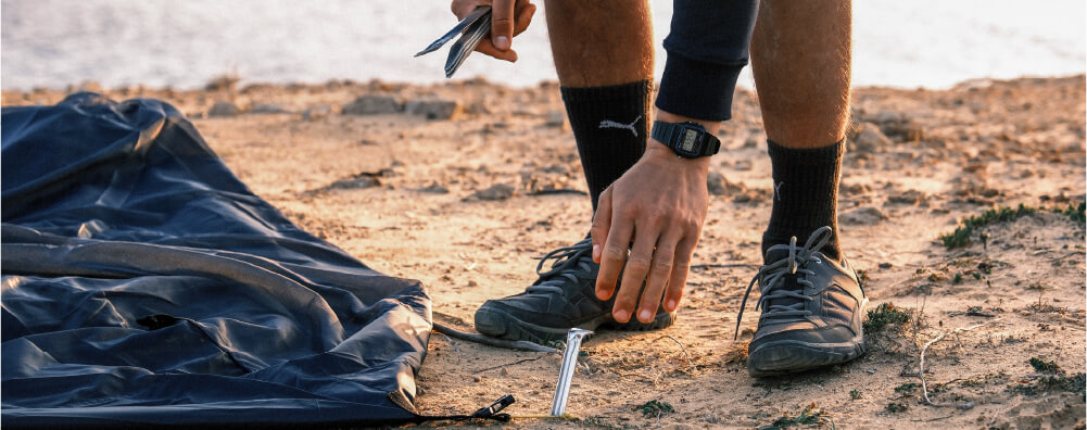 NOMAD® Zeltaufbau am Strand mit Heringen