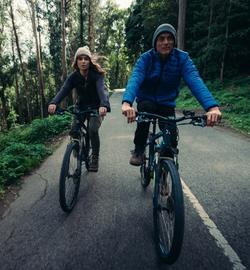 Een fietser onderweg, uitgerust met technische fietsaccessoires van NOMAD die bescherming en gemak bieden tijdens het fietsen.