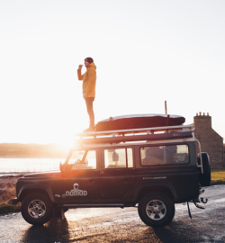 Een sfeervol beeld van de veelzijdige collectie van NOMAD, ontworpen voor comfort en duurzaamheid tijdens outdoor-activiteiten.