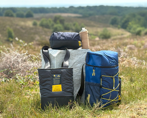 Kollektion nachhaltiger, upcycelter NOMAD Taschen in der Natur