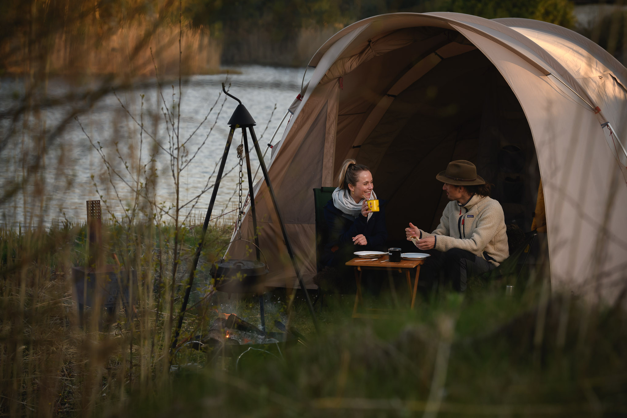 Vrienden die samen aan het eten zijn terwijl ze kamperen