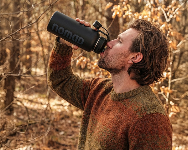 Man met bidon in zijn handen 