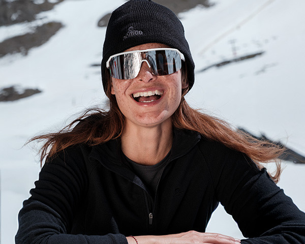 Vrouw op fiets met NOMAD herfstproducten